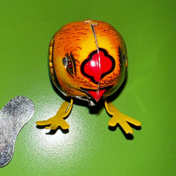 Wind-up chick 2” tin toy metal bird with key retro Easter novelty chicken - Picture 2 of 4